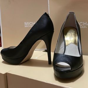 Beautiful Authentic Michael Kors heels 👠 in black, size 6M